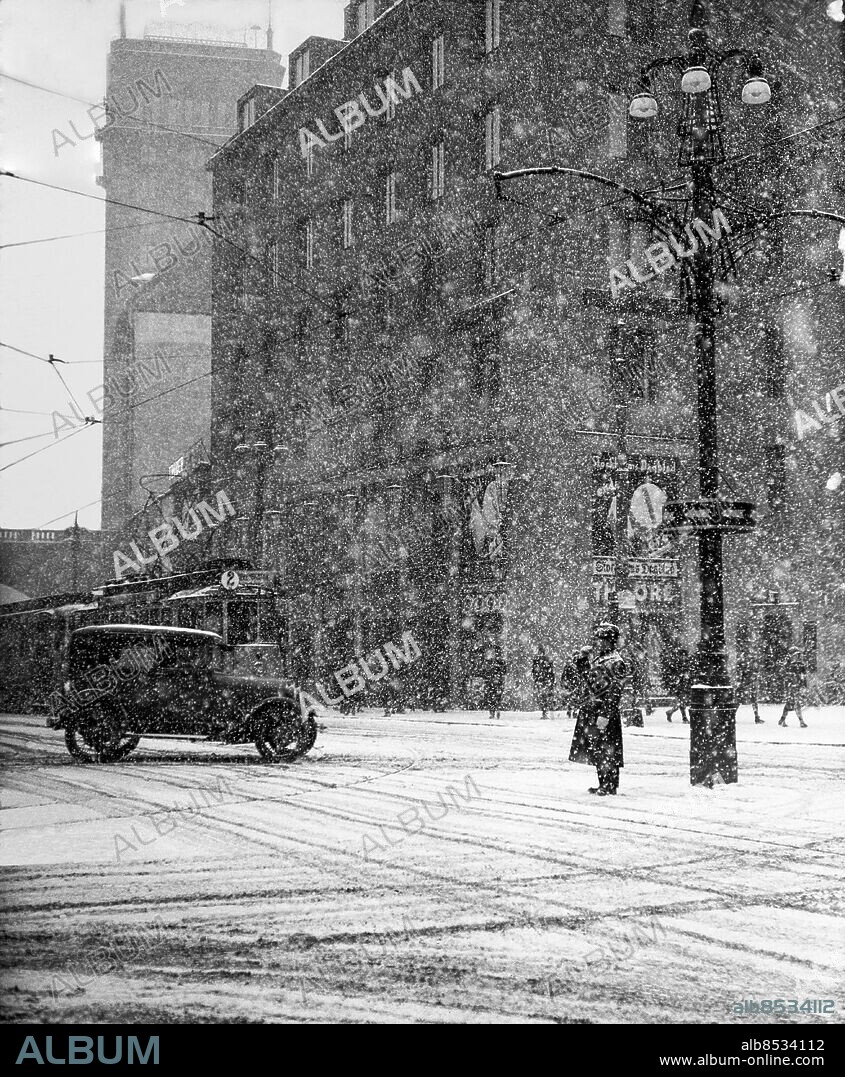 STOCKHOLM 1932-01-01. Snöfall en vinterdag i Stockholm. Trafik i korsningen Kungsgatan-Sveavägen. Foto: TT Historical / Kod 1902.