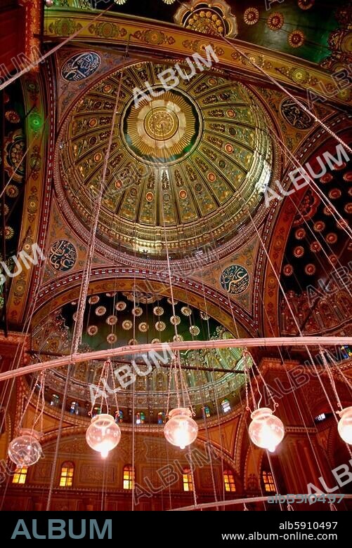 Kairo (Unterägypten), Zitadelle, Alabastermoschee - Mohammed Ali-Moschee. (erb. 1830-57 unter Mehemed Ali, Statthalter v. Ägypten; Arch.: Jusuf Boschna). Innenansicht: Blick in die Kuppeln. Foto, Februar 2007.