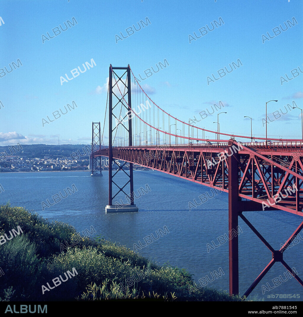 RAY M. BOYNTON. PUENTE SALAZAR O PUENTE 25 DE ABRIL SOBRE EL RIO TAJO CONSTRUIDO POR UNITED STATES STEEL EXPORT EN LOS AÑOS 60 - FOTO AÑOS 60.