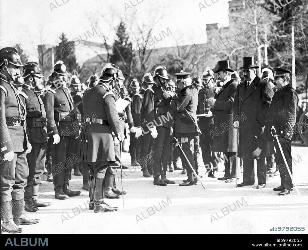 16 febrero 1914. Imposiciones de Cruces de los Bomberos Madrileños.El general de Ingenieros Sr. Banús Colocando las Cruces por el comportamiento de los Bomberos en el Incnedio del cuartel del Pardo. Foto:duque.