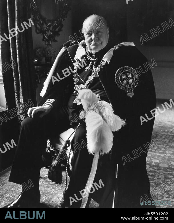 Churchill, Sir Winston brit. Politiker, Blenheim Palace Woodstock 30.11.1874 - London 24.1.1965. Churchill als Ritter des Hosenbandordens in Ordenskleidung am Tag der Krönung von Elisabeth II. von England, 2. Juni 1953. Foto (Toni Frissell).