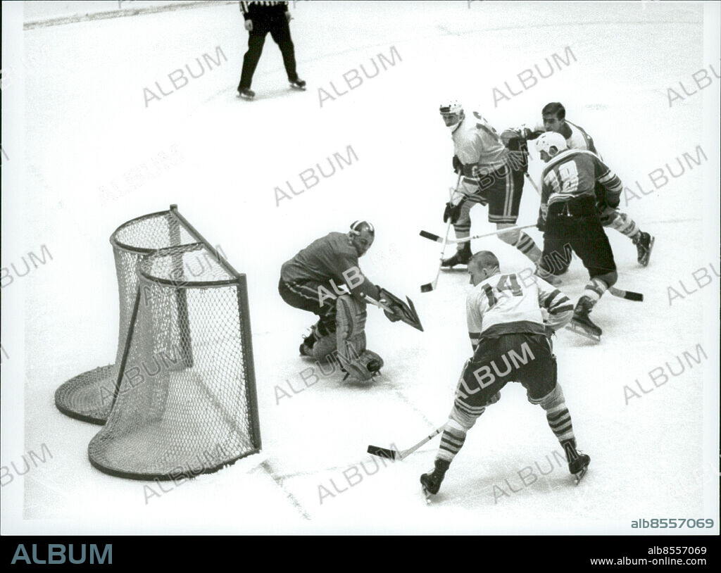 Innsbruck 1964-02-08. Ishockeyspelaren Sven Tumba spelar till Uno "Garvis" Öhrlund under ishockeymatchen Sverige-Tjeckoslovakien under vinter-OS i Innsbruck 1964. Foto: Pica / TT / kod 20360.
