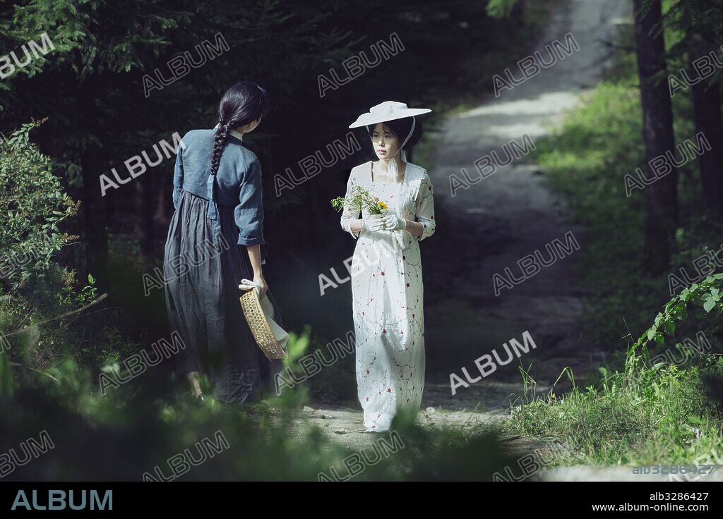 KIM MIN-HEE and TAE-RI KIM in THE HANDMAIDEN, 2016 (AH-GA-SSI), directed by PARK CHAN-WOOK. Copyright MOHO FILM/YONG FILM.