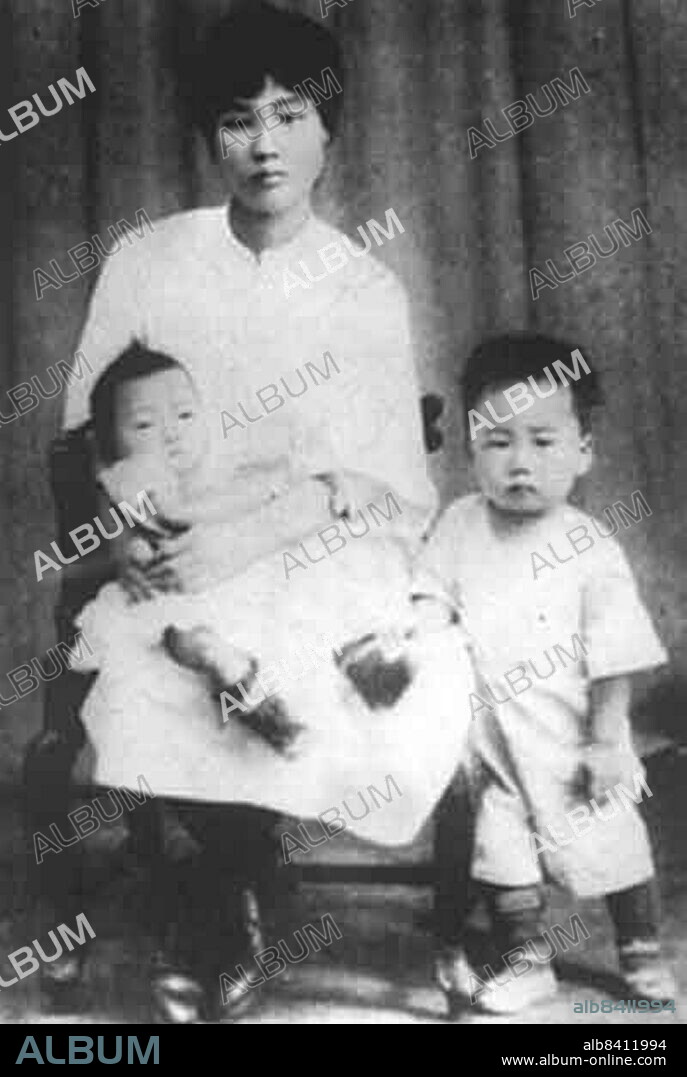 Yang Kaihui he her sons: Mao Anqing and Mao Anying. Yang Kaihui (1901 - 1930) was the second wife of Mao Zedong, whom he married in 1920. She had three children with Mao Zedong: Mao Anying, Mao Anqing, and Mao Anlong.