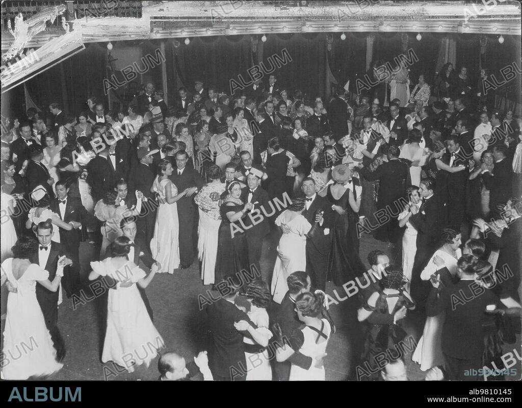 1930. Bailes de sociedad en Carnaval. Un aspecto del baile del círculo de la unión Mercantil.