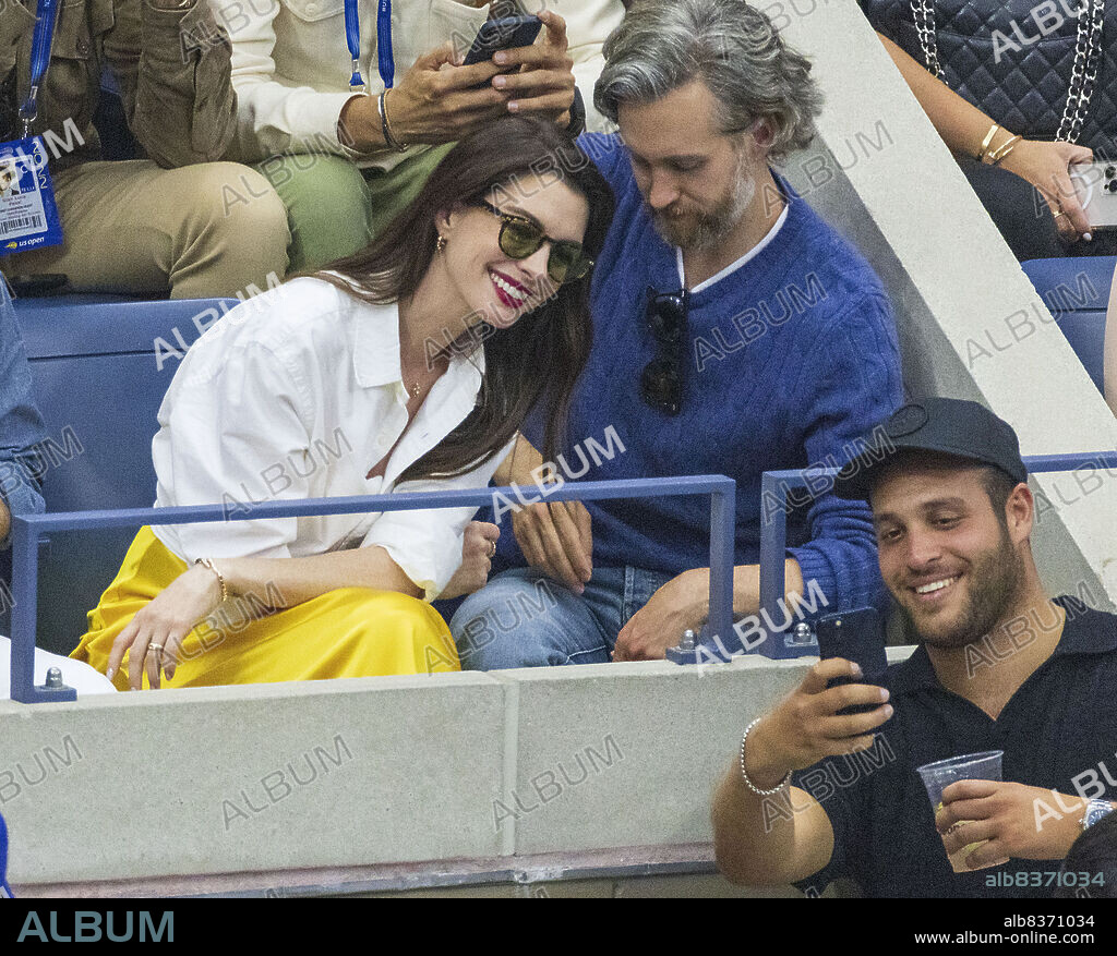 September 11, 2022, Flushing Meadows, New York, USA: Actress Anne Hathaway takes a selfie with fans at the 2022 US Open Championship match between Carlos Alcaraz of Spain and Casper Ruud of Norway on Day 14 of the 2022 US Open at USTA Billie Jean King National Tennis Center. (Credit Image: © Prensa Internacional via ZUMA Press Wire).