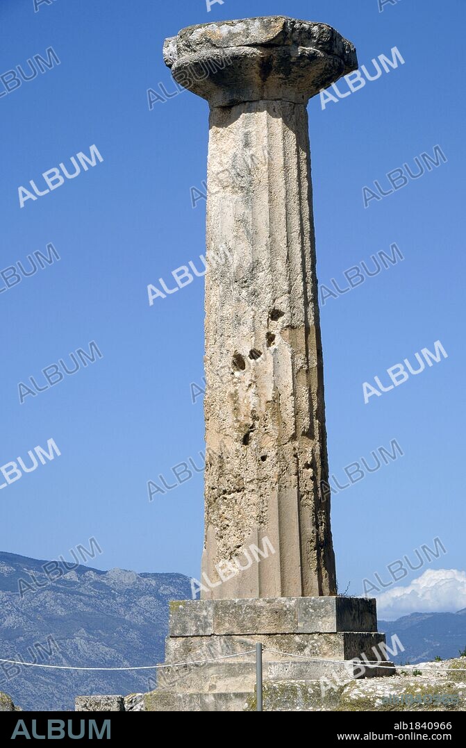 ARTE GRIEGO. GRECIA. RUINAS DE CORINTO. Vista de una COLUMNA DORICA del TEMPLO DE APOLO. Construido hacia el año 540 a. C. sobre las ruinas de un antiguo santuario. De estilo dórico, todavía conserva en pie 7 de sus 38 columnas, en parte arquitrabadas. Provincia de Korinthia. Región del Peloponeso.