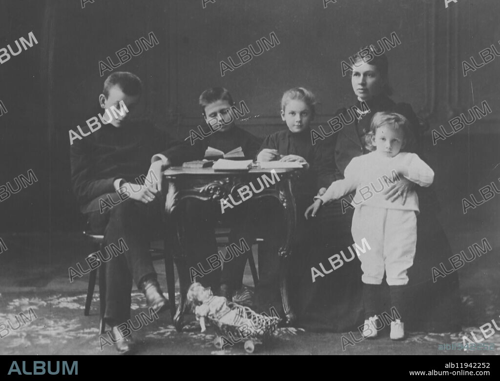 Count Lev Nikolayevich Tolstoy (1828-1910), also known as Leo Tolstoy, Russian novelist, short story writer, philosopher and playwright. Photo Shows: S.A. Tolstaya (Leo's wife) with their chilren. 1884. Supplied By: SCRSS - Society for Co-operation in Russian & Soviet Studies.