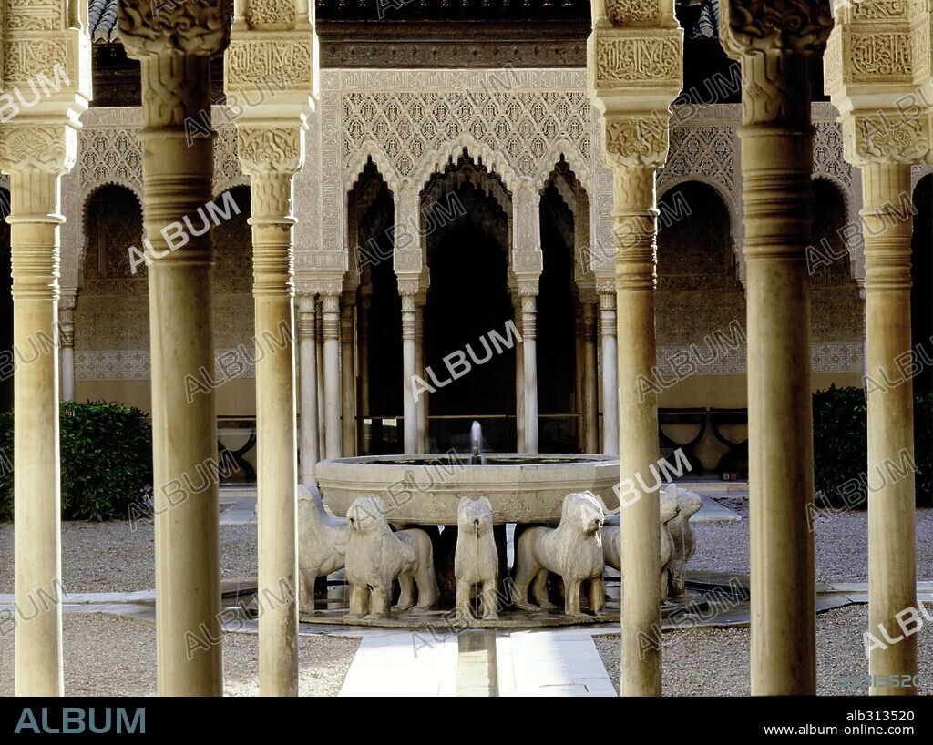 Patio de los Leones. Detalle de las columnas y fuente central. La Alhambra, Granada.España.