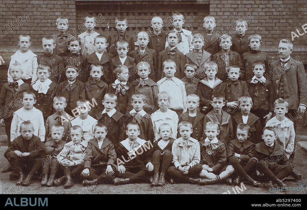Klassenfoto, Schulklasse, Jungenklasse mit Lehrer, 1910, Carte de visite, a type of small photograph which was patented in 1854, each photograph was the size of a visiting card, and such photograph cards were commonly traded among friends and visitors in the 1860s  /  Visitformat, Carte de Visite, auf Karton fixierte Fotografie im Format ab ca. 6 × 9 cm, ab ca. 1860 wurde die Carte de Visite sehr populär und trug wesentlich zur Verbreitung der Fotografie bei..