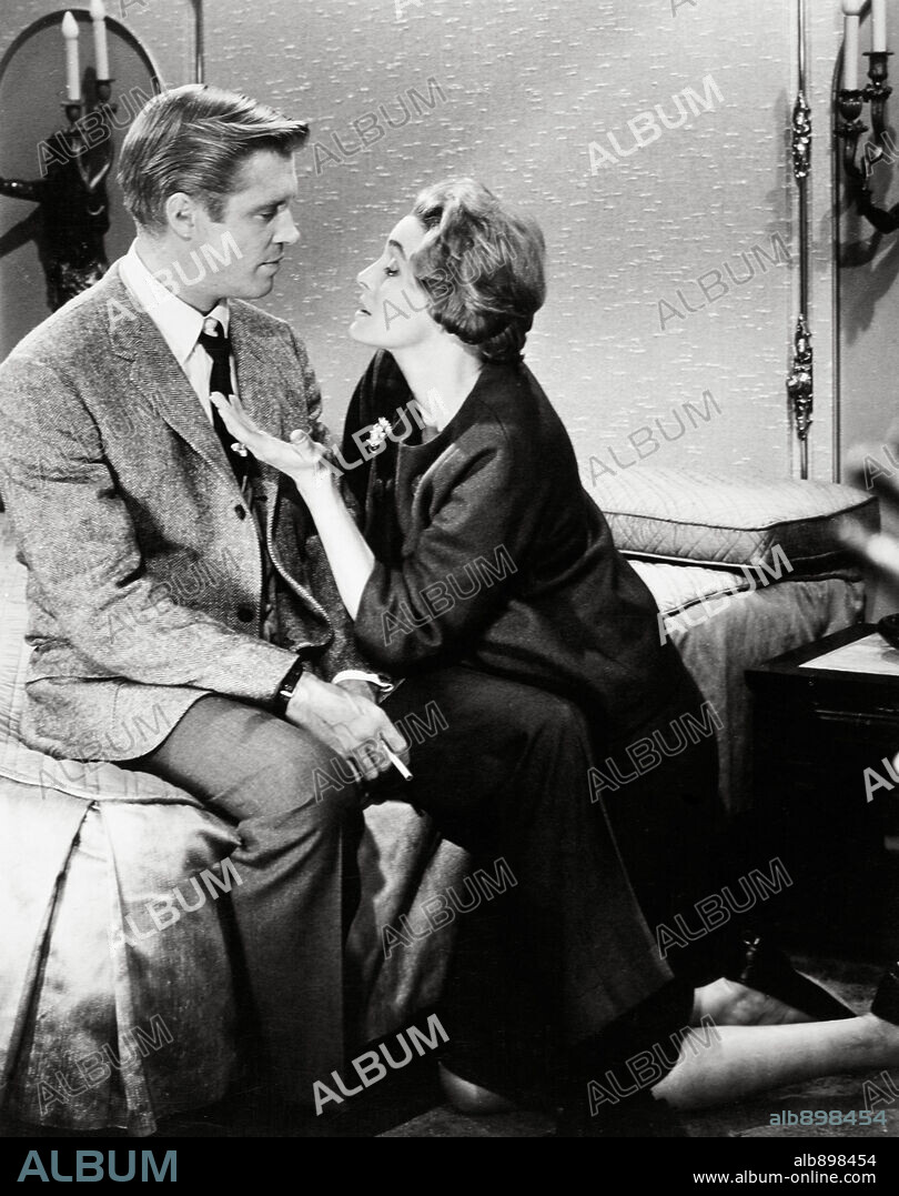 GEORGE PEPPARD y PATRICIA NEAL en DESAYUNO CON DIAMANTES, 1961 (BREAKFAST AT TIFFANY'S), dirigida por BLAKE EDWARDS. Copyright PARAMOUNT PICTURES.