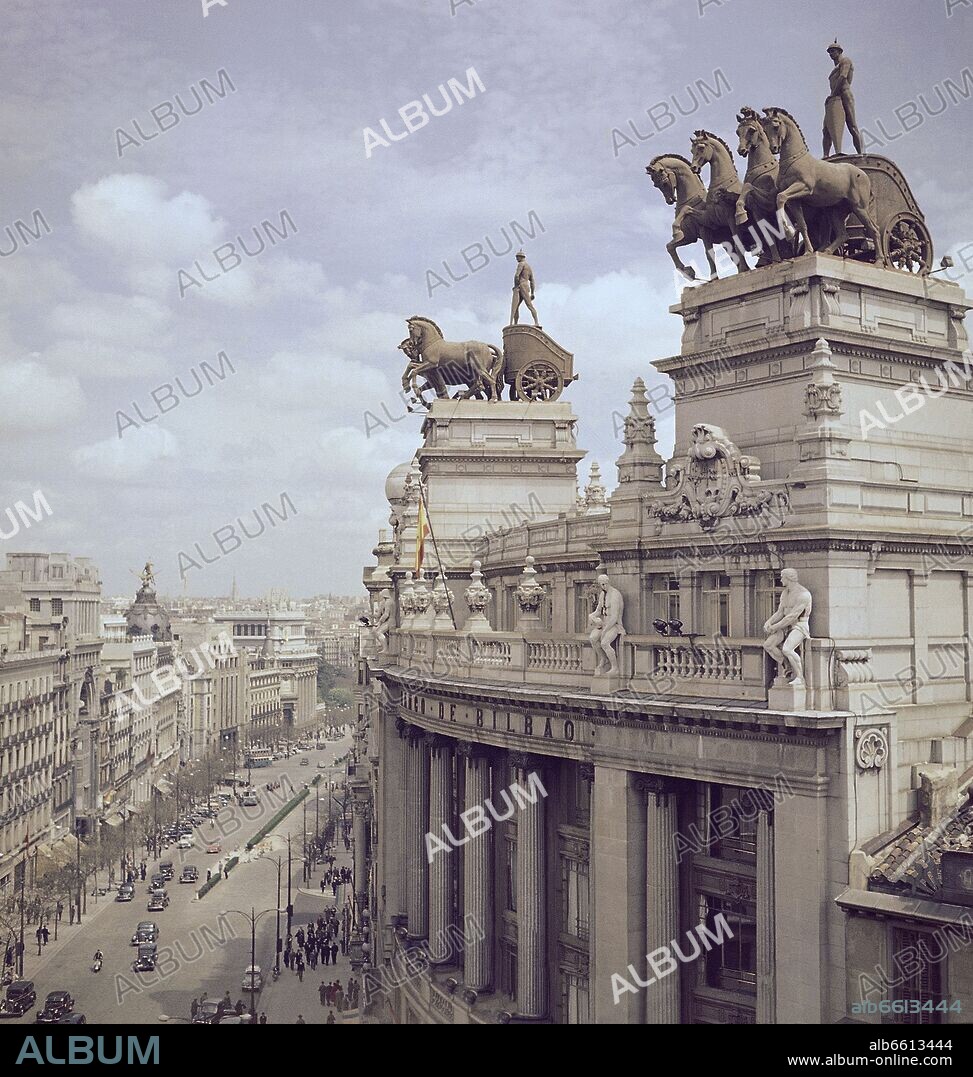 RICARDO BASTIDA Y BILBAO (1879-1953). EDIFICIO DEL BANCO DE BILBAO HOY BBVA ACTUALMENTE ES LA CONSEJERIA DE MEDIO AMBIENTE CON LA CALLE DE ALCALA - FOTO AÑOS 60.