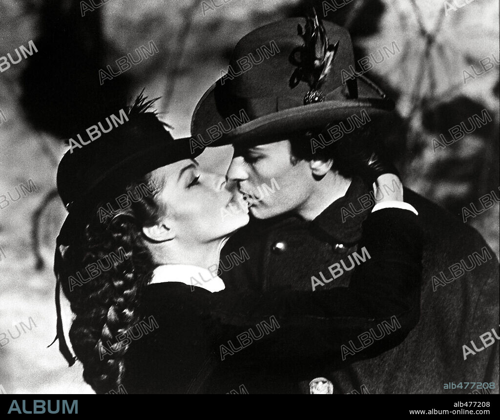 HELMUT BERGER et ROMY SCHNEIDER dans LUDWIG, 1972, réalisé par LUCHINO VISCONTI. Copyright M.G.M.