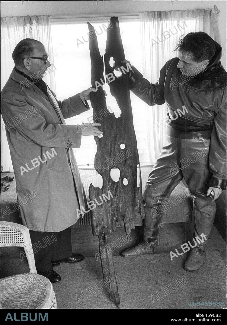 Värmdö 1966-05-06. Karl IX amiralskepp Riksvasa (Rikswasa) bärgas. Dykaren Sven Nahlin ger kommunalnämndsordföranden Eric Jansson en planka som havet skulpterat. Foto: Ragnhild Haarstad / SvD / TT / kod 12014.