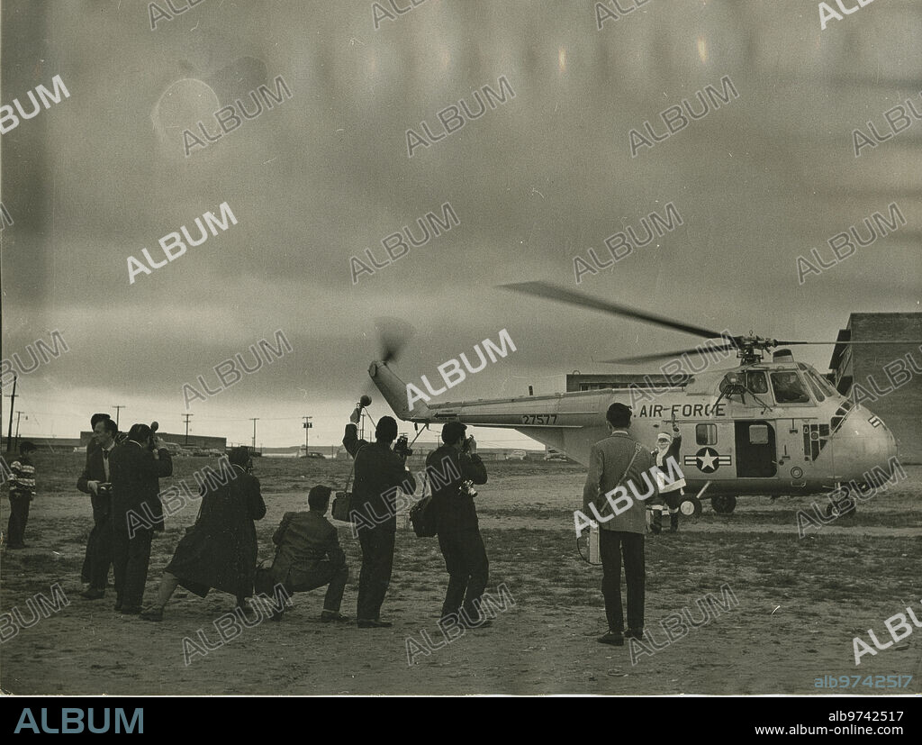 Torrejón de Ardoz (Madrid), enero de 1960. Papá Noel llega a la base de Torrejón de Ardoz en un helicóptero estadounidense, para repartir juguetes a los hijos de los soldados destinados allí.