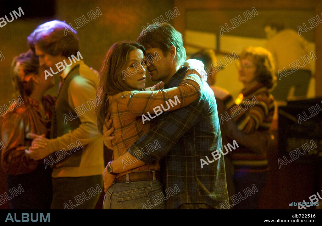 FRANCES McDORMAND and SEAN BEAN in NORTH COUNTRY, 2005, directed by NIKI CARO. Copyright WARNER BROS. / FOREMAN, RICHARD.