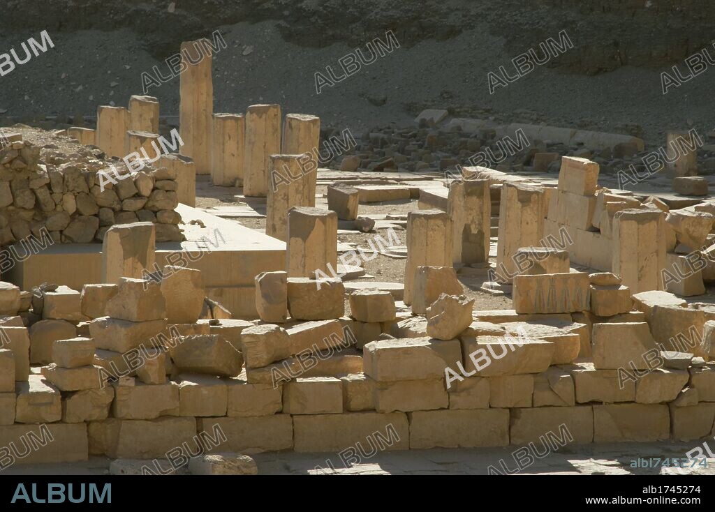 ARTE EGIPCIO. EGIPTO. IMPERIO MEDIO. XI DINASTIA. TEMPLO DE NEBHEPETRE MENTUHOTEP o MENTUHOTEP II (2051-2000 a. C.). Fundador del Imperio Medio, logró la unificación de Egipto. Vista de los restos del templo. DEIR EL-BAHARI. Tebas.