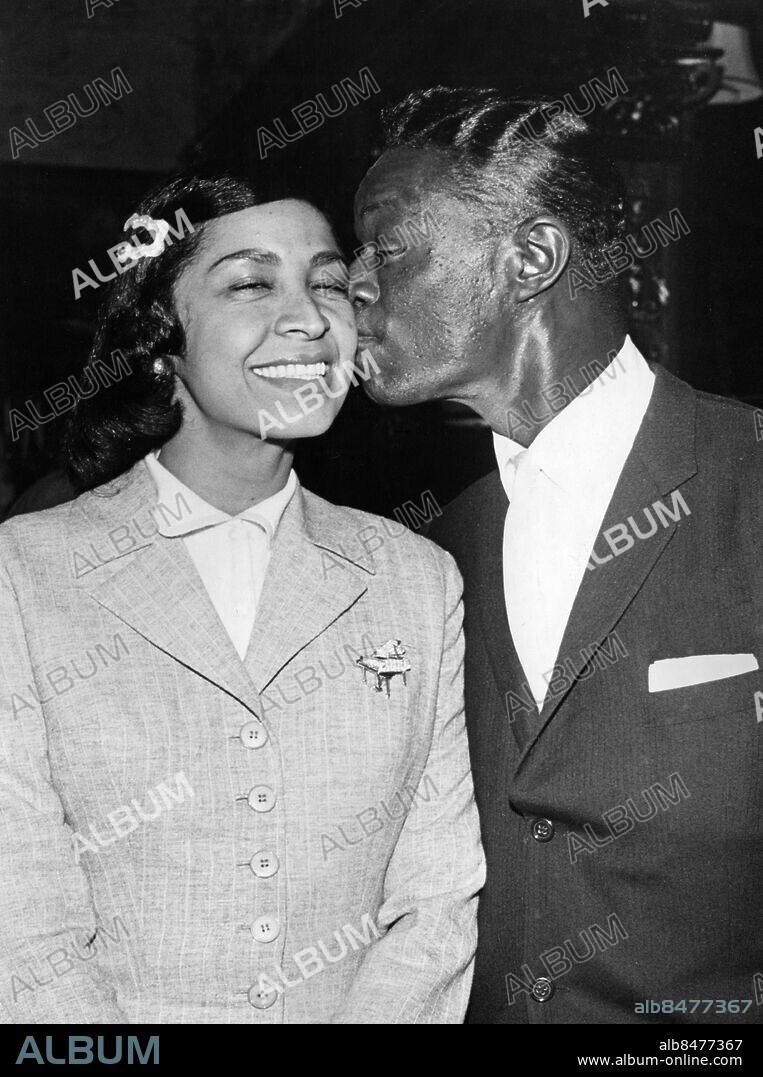 ARKIV STOCKHOLM 19600425. Nat King Cole, amerikansk pianist och sångare, pussar sin hustru Maria på kinden vid ett besök i Stockholm där han ska framträda i Konserthuset. Foto: Rolf Petterson / SVT Bild / Kod: 5600 AB Text & Bilder persons: MARIA COLE;NAT KING COLE sites: USA*;STOCKHOLM;SVERIGEBilden får endast användas i programpresenterande sammanhang. Fotografens namn, Sveriges Television samt programmets titel skall alltid anges.
