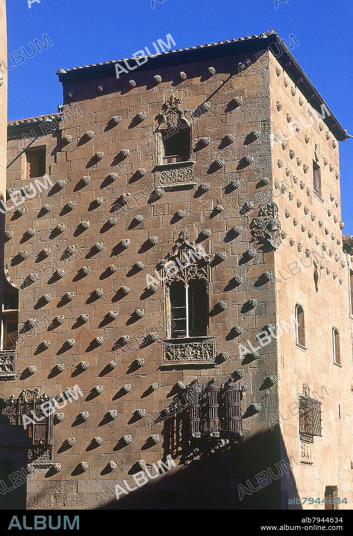 EXTERIOR - CASA NOBILIARIA DECORADA CON CONCHAS PEREGRINAS - S XVI.
