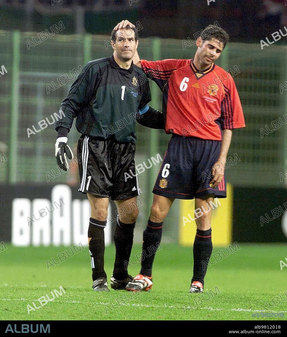 Lens (Francia), 24/06/1998. Primera ronda de la Copa Mundial de Fútbol de Francia, encuentro disputado en el estadio Feliz Bollaert, entre las selecciones de Bulgaria y España. En la imagen, Andoni Zubizarreta en el que sería su último partido de la selección, junto a Fernando Hierro. Foto: Miguel Berrocal.