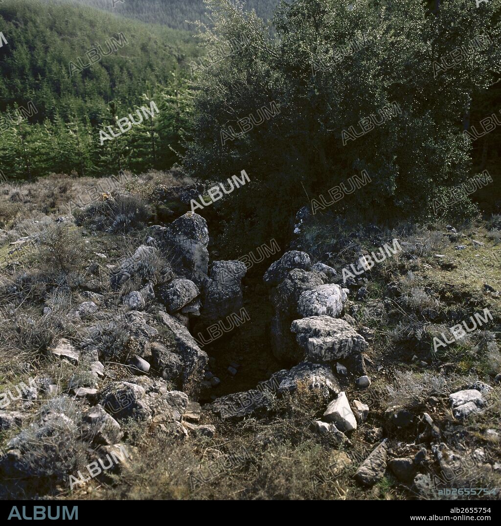 PREHISTORIA. EDAD DE LOS METALES. ESPAÑA. "DOLMEN DE PEÑA GUERRA". Monumento megalítico. NALDA. La Rioja.