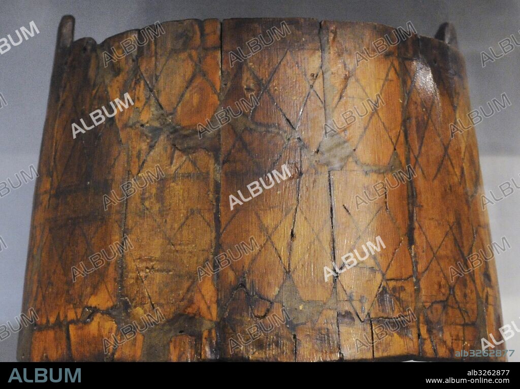 Arte Vikingo. Recipiente de madera decorada. Museo de Barcos Vikingos. Oslo. Noruega.