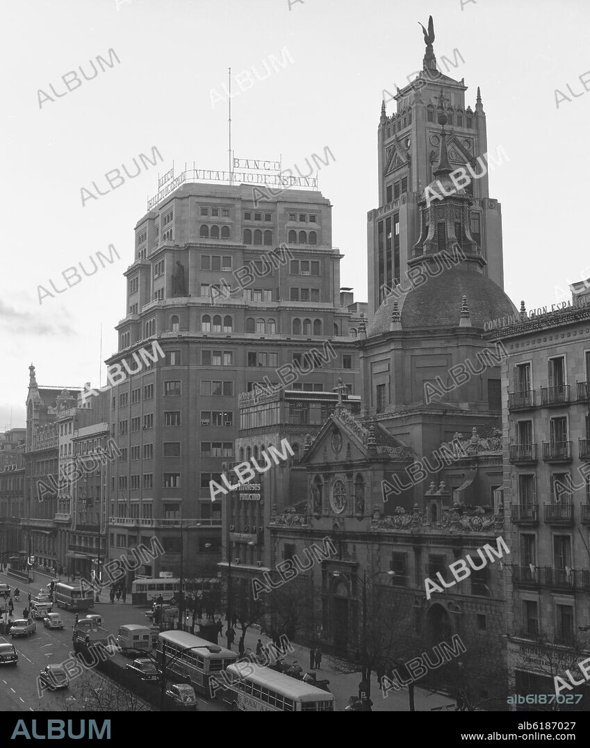 FRAY LORENZO DE SAN NICOLÁS. FACHADA SITUADA EN LA CALLE ALCALA Nº 25 - 1678 - REFORMADA EN 1886 POR JUAN MADRAZO - FOTOGRAFIA EN BLANCO Y NEGRO - AÑOS 60 -.