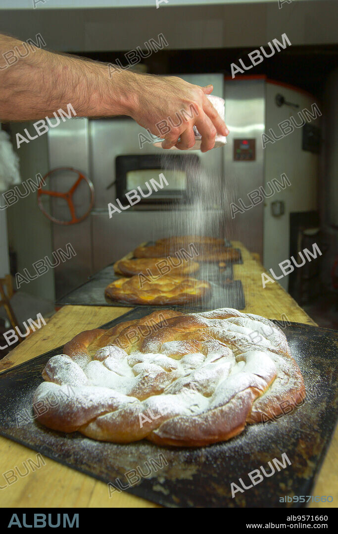 Forn de Can Salem, ensaimada "entursillada". Algaida. Mallorca. Baleares. España.