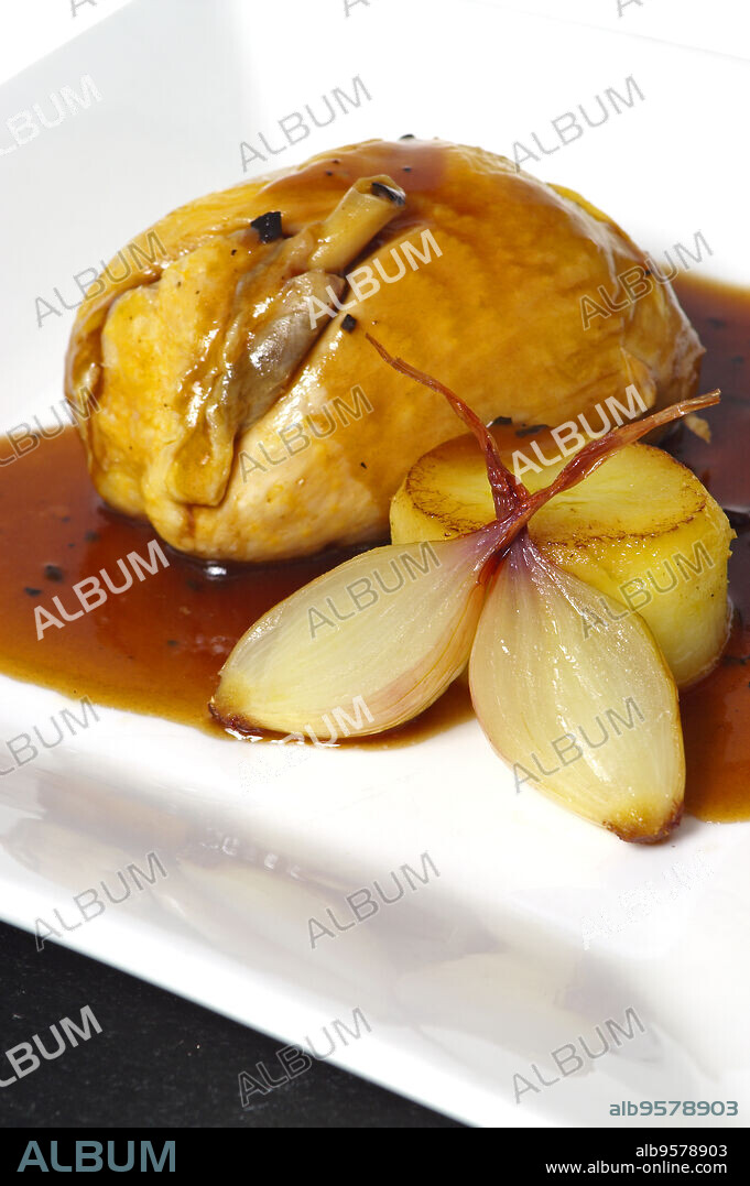 Pintada rellena de foie y manzana.