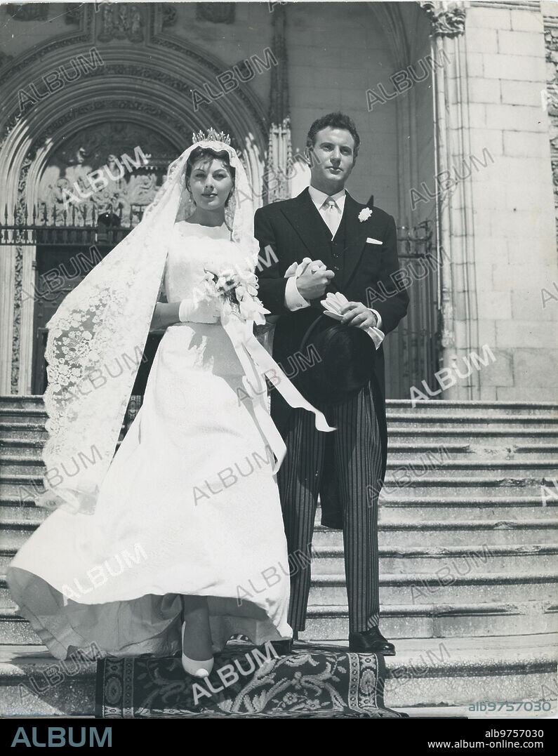 1958. Arturo Fernández and Katie Loritz in a scene from "The Girls of the Red Cross".