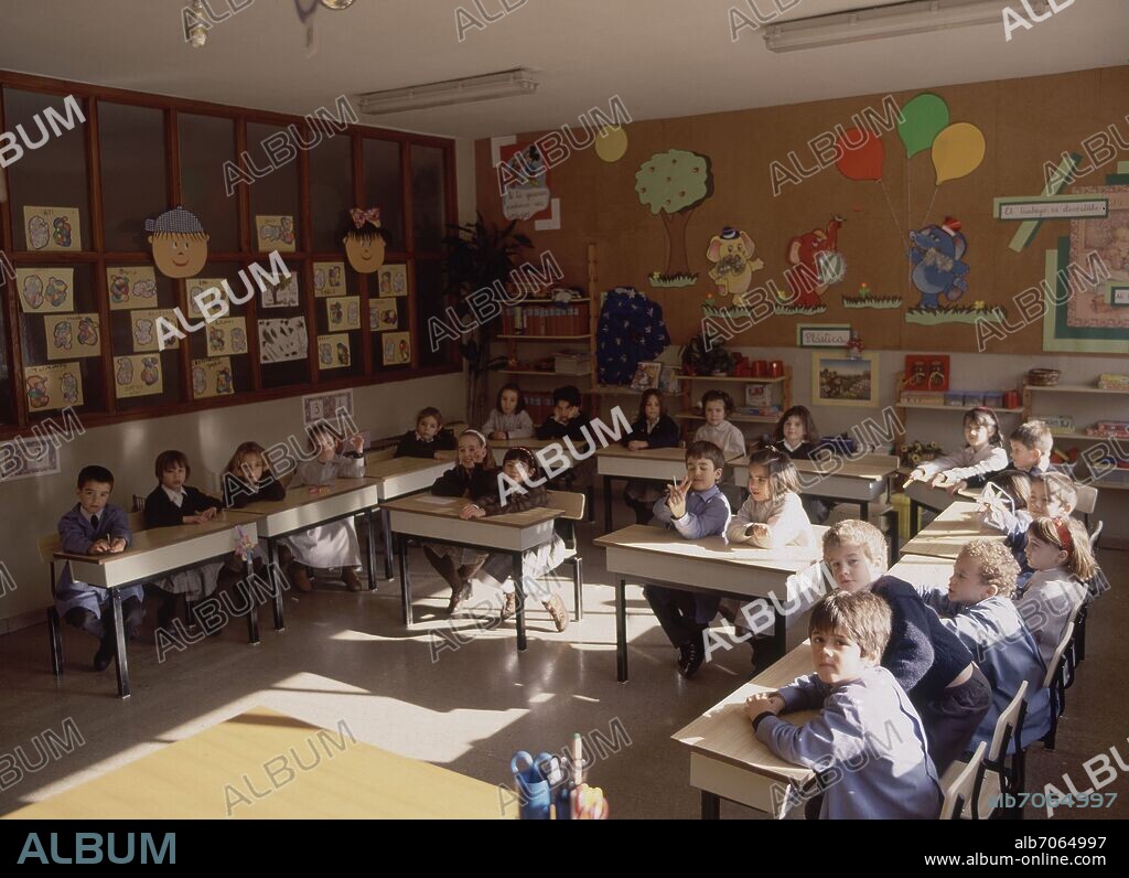 AUTOR LIBRE 01307. INTERIOR-CLASE DE PRIMERIO DE PRIMARIA - ALUMNOS EN SUS MESAS.
