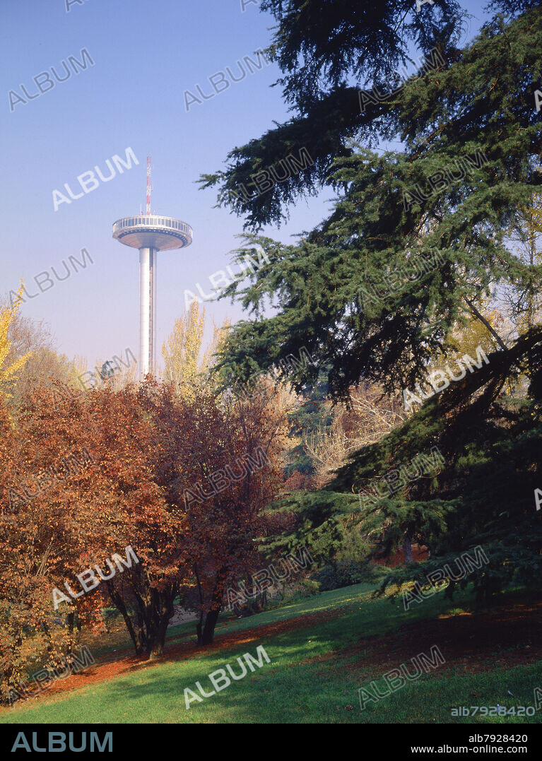 JARDINES EN OTOÑO CON EL FARO DE MONCLOA AL FONDO(OBRA DE SALVADOR PEREZ ARROYO).