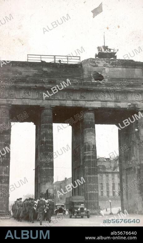 Berlin-Mitte, Brandenburger Tor. Russische Soldaten auf dem Weg zum Sowjetischen Ehrenmal. Foto, nach 1946 (Walter Schulze).