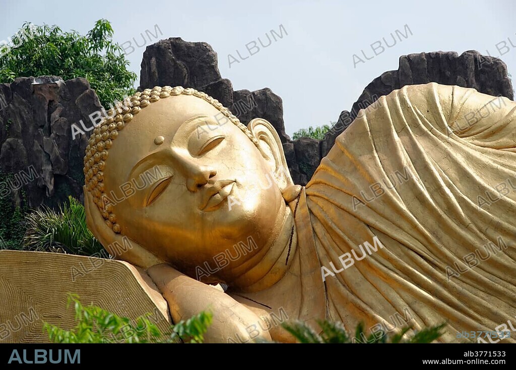 Reclining Buddha, Maha Vihara Mojopahit, Mojokerto, Java, Indonesia, Asia.