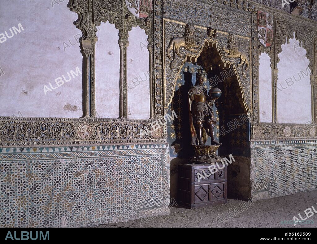 ZOCALOS DE ALICATADOS Y RELIEVES EN YESO DE LA CAPILLA REAL DE LA MEZQUITA DE CORDOBA - SIGLO XIV.