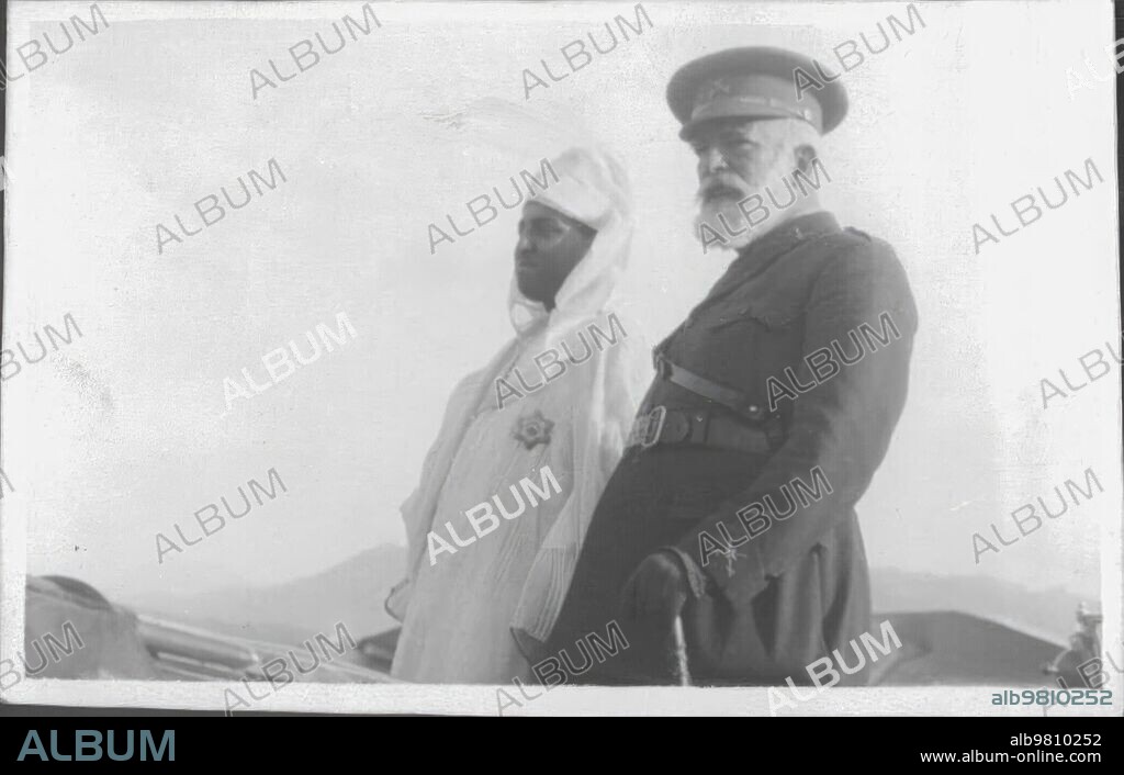 Julio 1931. El general jefe de las Fuerzas Militares Sr. Cabanellas y su A.I. el jalifa Muley Hassan Presidiendo las Prácticas de las Fuerzas Jalifianas en el campo de aviación.