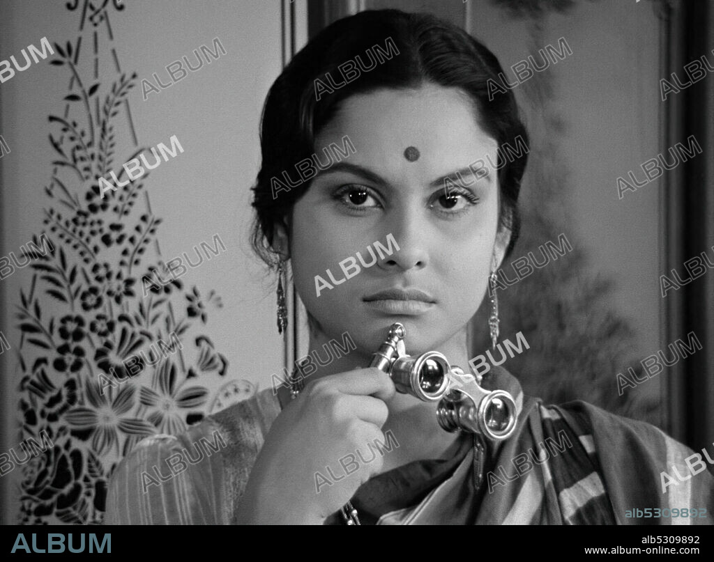 MADHABI MUKHERJEE en CHARULATA. LA ESPOSA SOLITARIA, 1964 (CHARULATA), dirigida por SATYAJIT RAY. Copyright R.D.BANSAL.