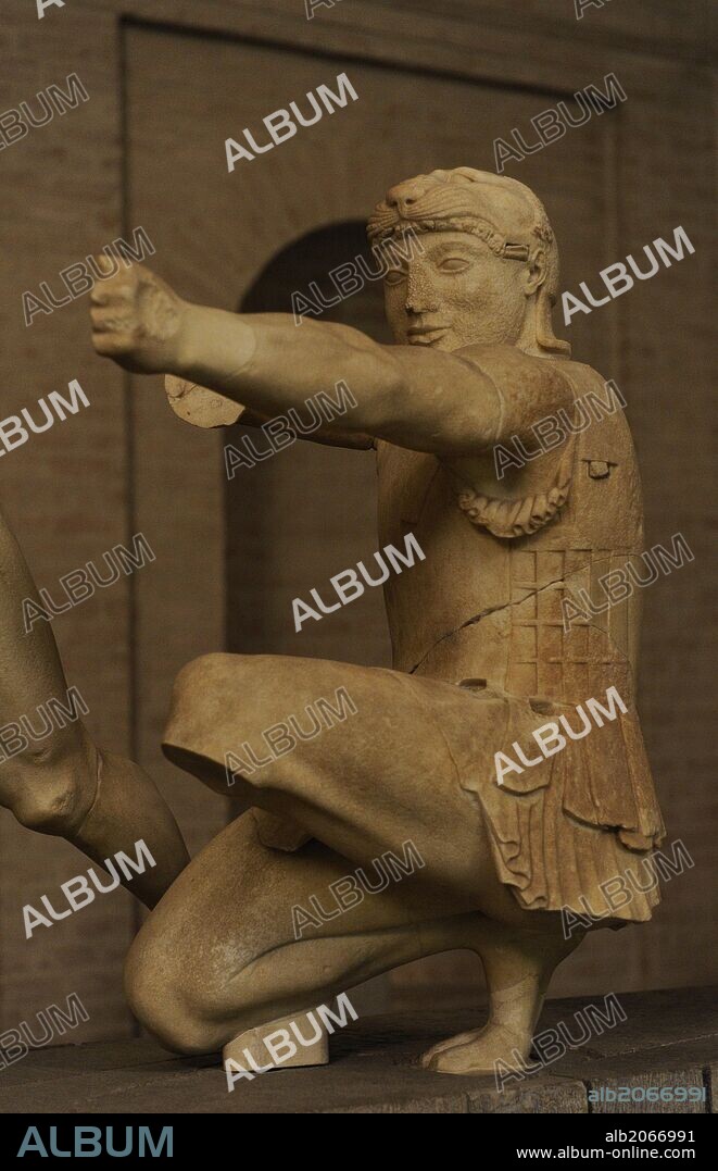 ARTE GRIEGO. GRECIA. Grupo escultórico del Frontón Este del templo de Egina. Alrededor de 480 aC. Arquero arrodillado (fig. V). Representa a Heracles con su piel de león. Glyptothek. Munich. Alemania. Europa.