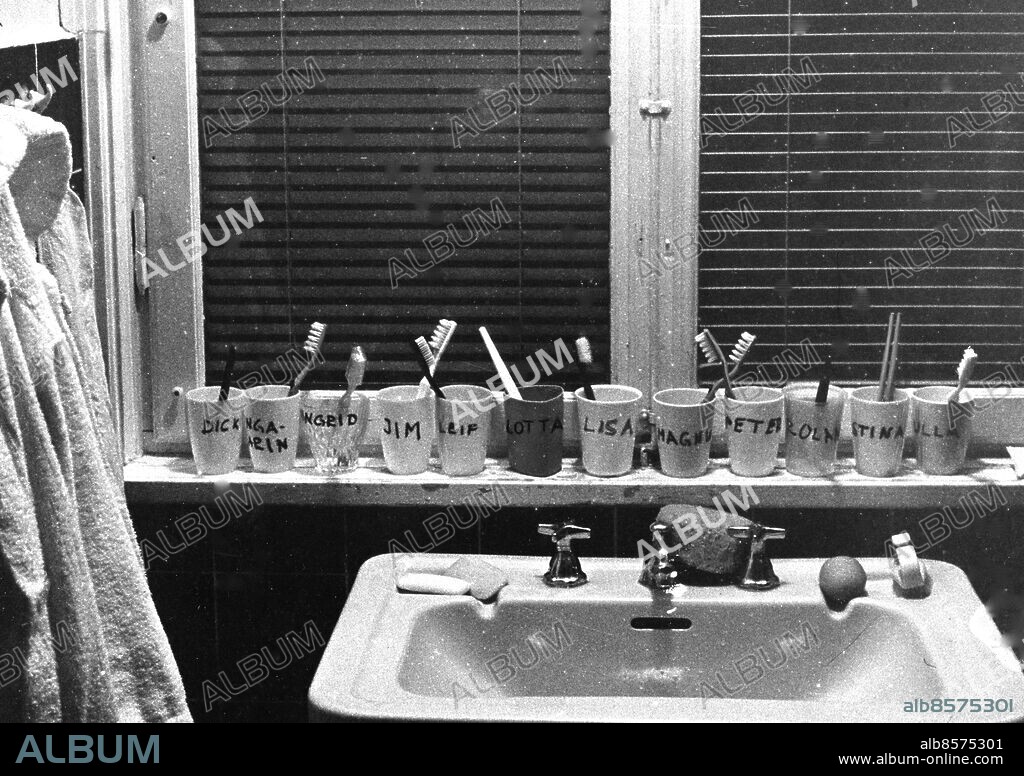 ARKIV 1969. Badrum hos storfamilj på Lidingö. Här "samsas" 12 vuxna, 2 barn, en hund och en sköldpadda.. Kod:192 EXPPRESSEN/SCANPIX.