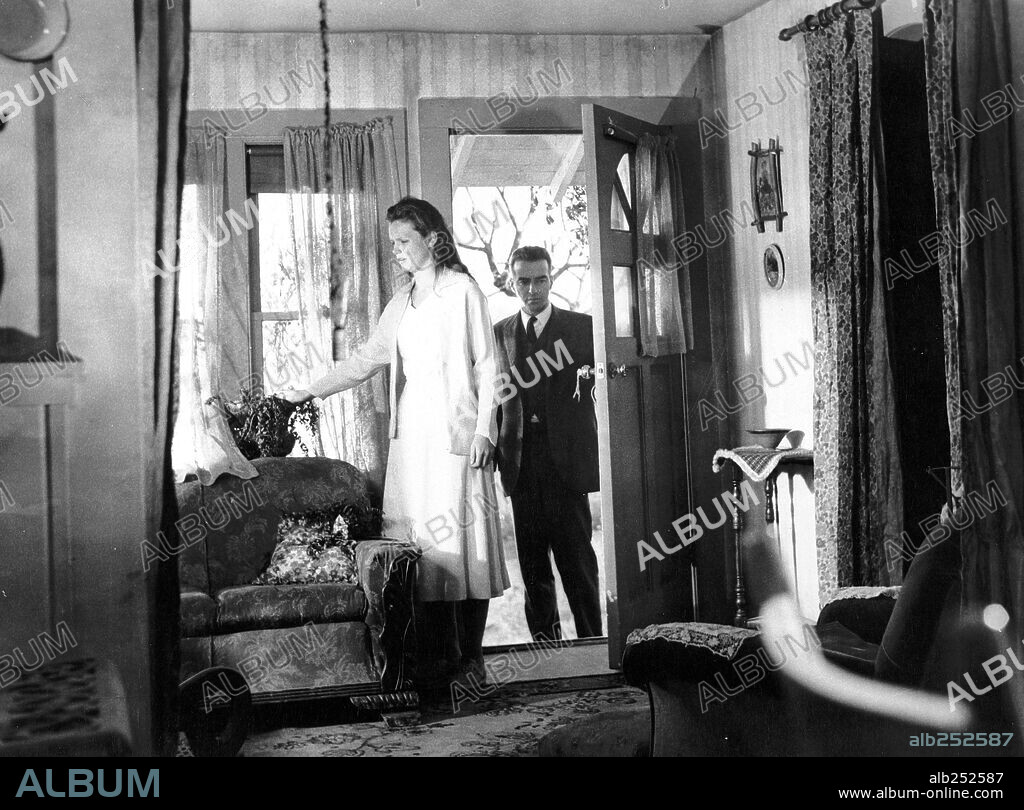 LEE REMICK and MONTGOMERY CLIFT in WILD RIVER, 1960, directed by ELIA KAZAN. Copyright 20TH CENTURY FOX.