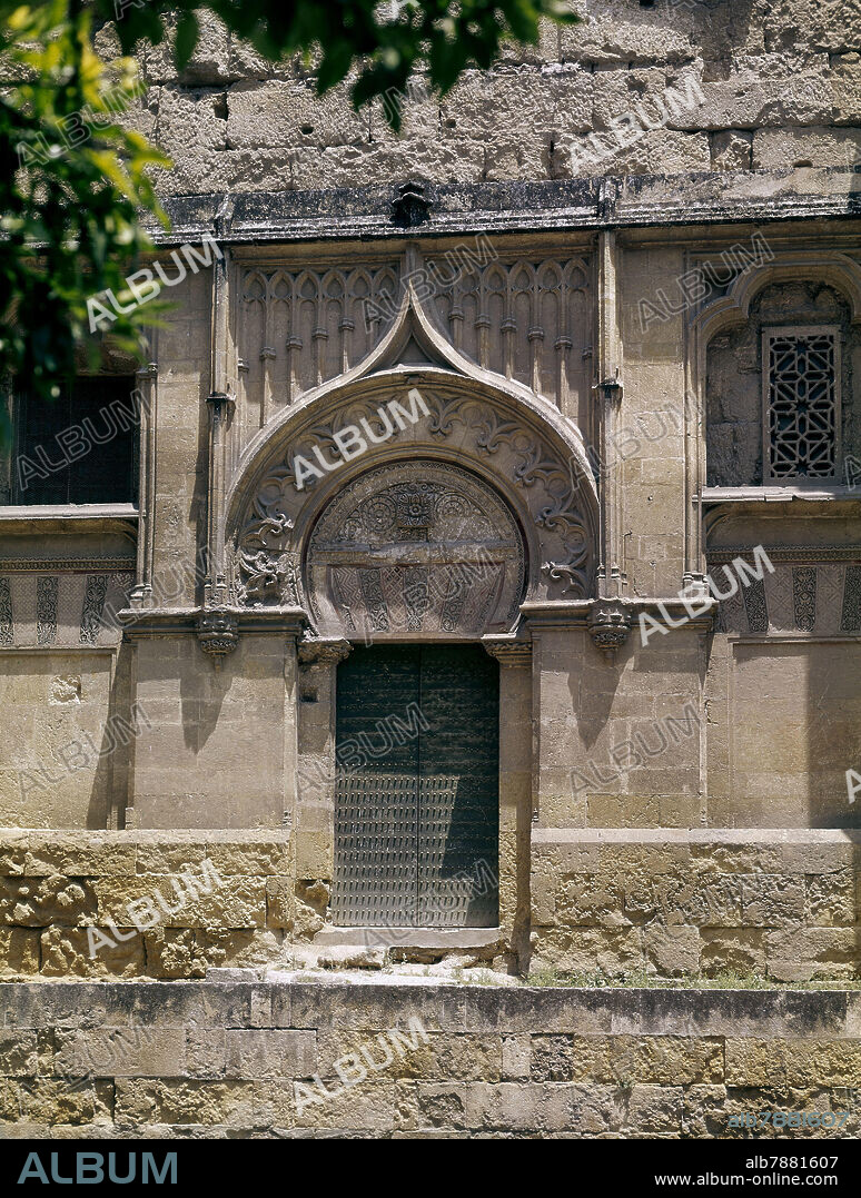 AUTOR LIBRE 01307. MEZQUITA DE CORDOBA - FACHADA OCCIDENTAL - PORTADA DE LA PALOMA CON DECORACION OJIVAL DE FINALES DEL SIGLO XV - AMPLIACION DE AL-HAKAM II.