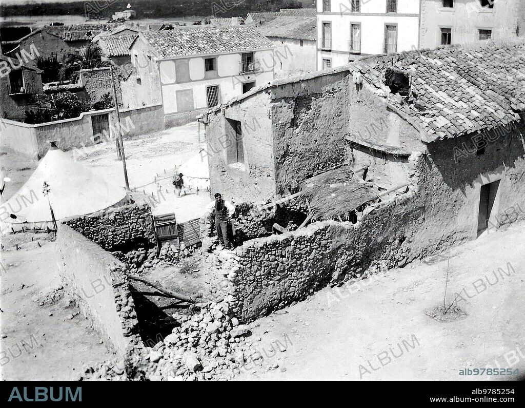 May 9, 1911. Seismic phenomenon Damage Caused by the Latest Earthquakes in Lorqui Photo: Mateo.