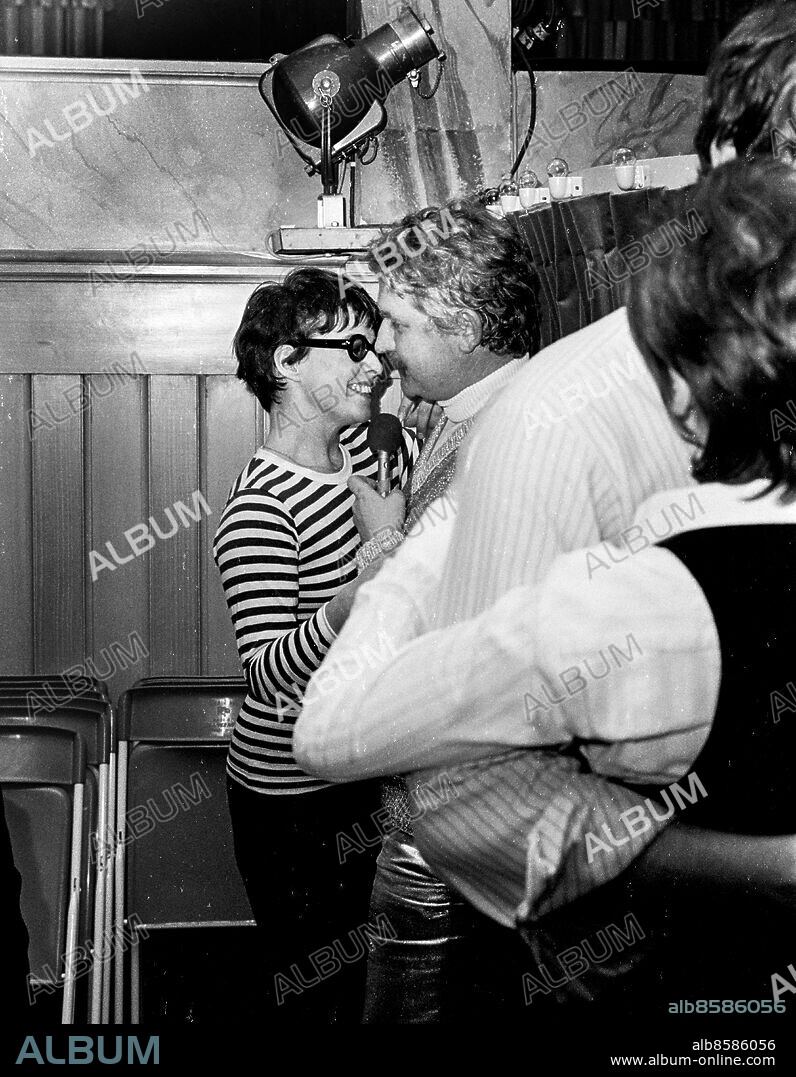 STOCKHOLM 1970-04.. VAD ÄR DET FÖR FEL PÅ STARDUST?. Radioprogram. Diskotek på restaurang Skeppet i Värtahamnen med Hans Alfredson och Tage Danielsson.. Sänt första gången 1970-04-24.. Här ses Hans Alfredson, författare, skådespelare och regissör, dansa med Yvonne Lombard, skådespelerska.. Foto: Bo-Aje Mellin / RiR / SVT / Kod: 5600. Bild och reportage publ. i RiR 17/70 sid. 10-11, 58.. RiR 19786 sv/v neg.