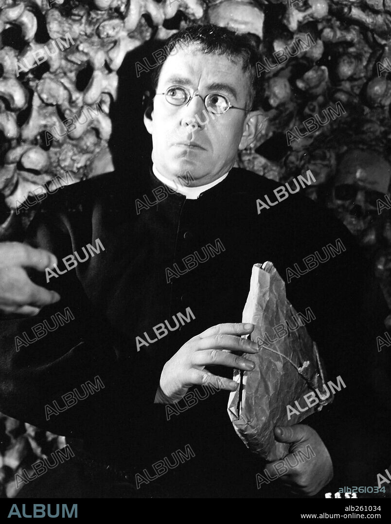 ALEC GUINNESS in THE DETECTIVE, 1954 (FATHER BROWN), directed by ROBERT HAMER. Copyright COLUMBIA PICTURES.