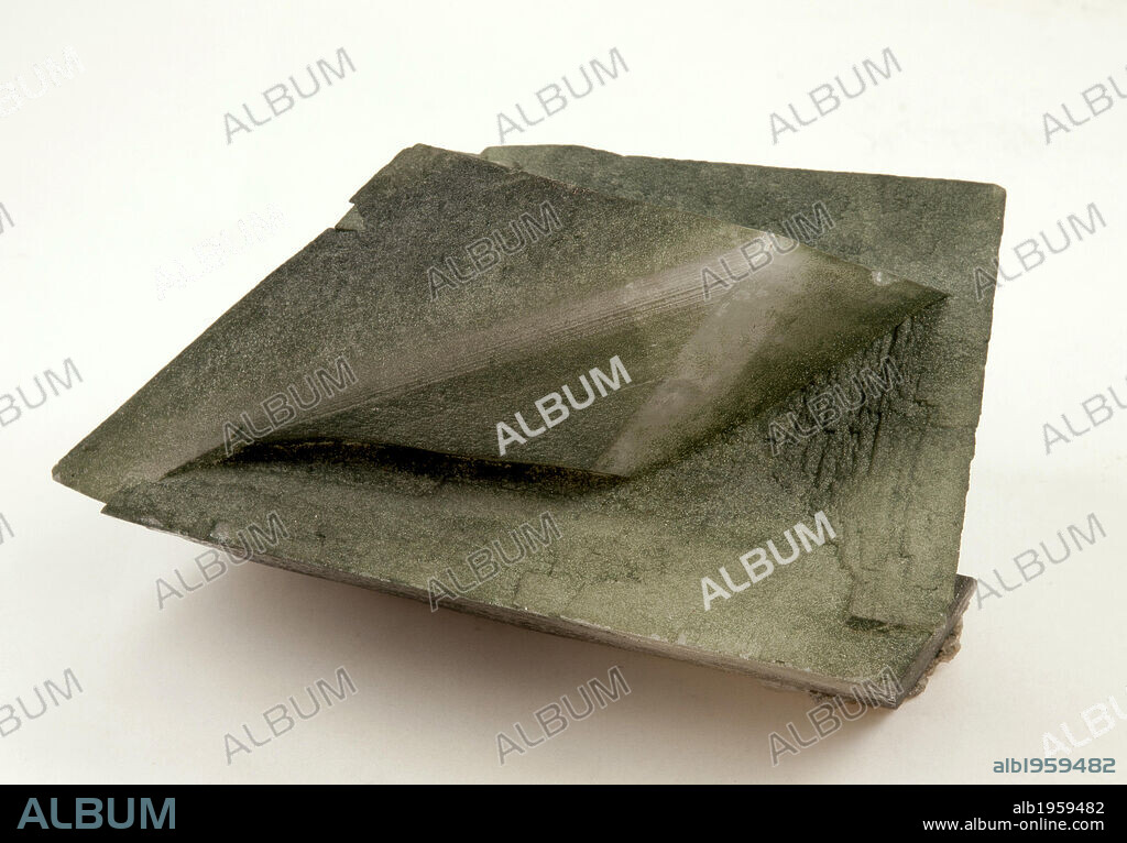 ORTOCLASA o ORTOSA. Mineral de la clase 9 (silicatos). Variedad: Adularia.