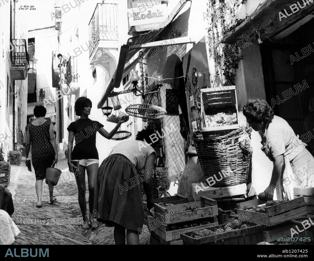 YELENA SAMARINA in THE HAPPY SIXTIES, 1963 (LOS FELICES 60), directed by JAIME CAMINO. Copyright TIBIDABO FILMS.