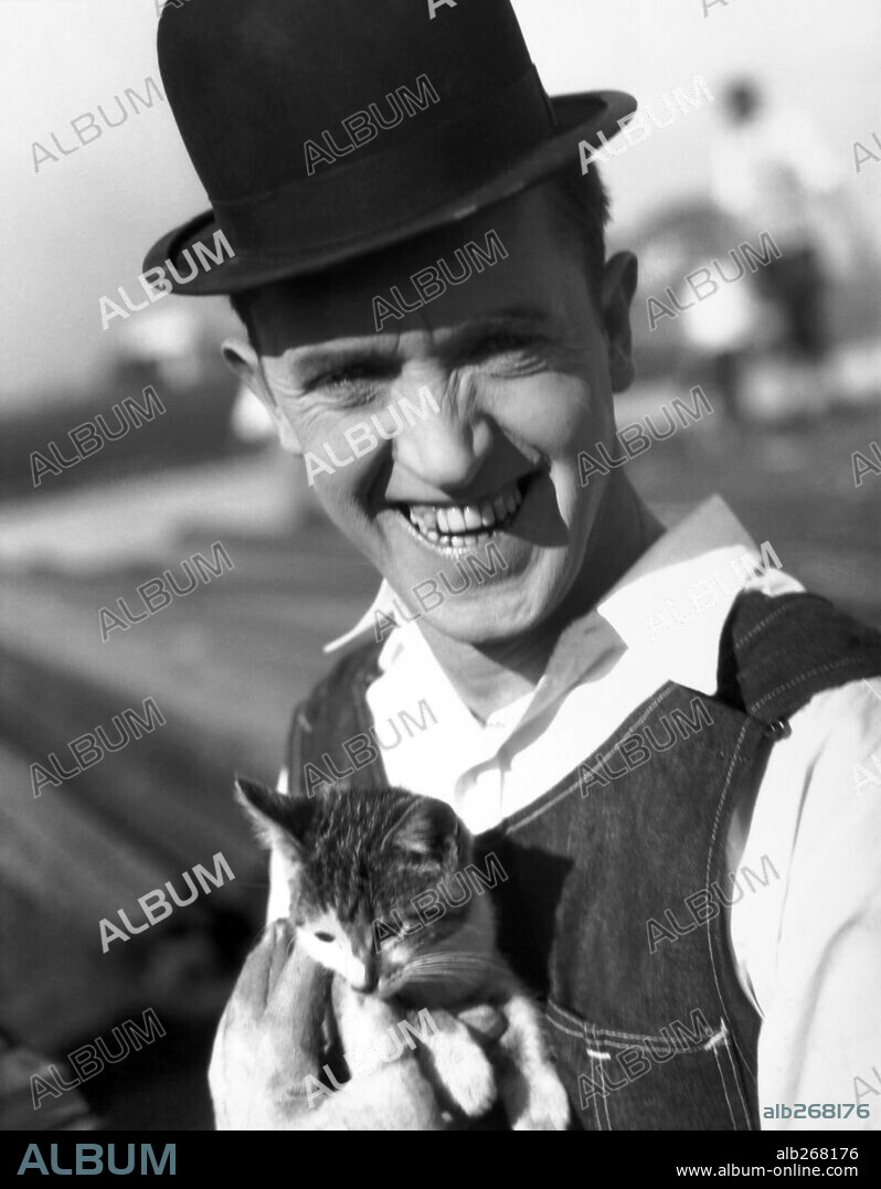 STAN LAUREL in THE FINISHING TOUCH, 1928, directed by CLYDE BRUCKMAN. Copyright HAL ROACH/MGM.