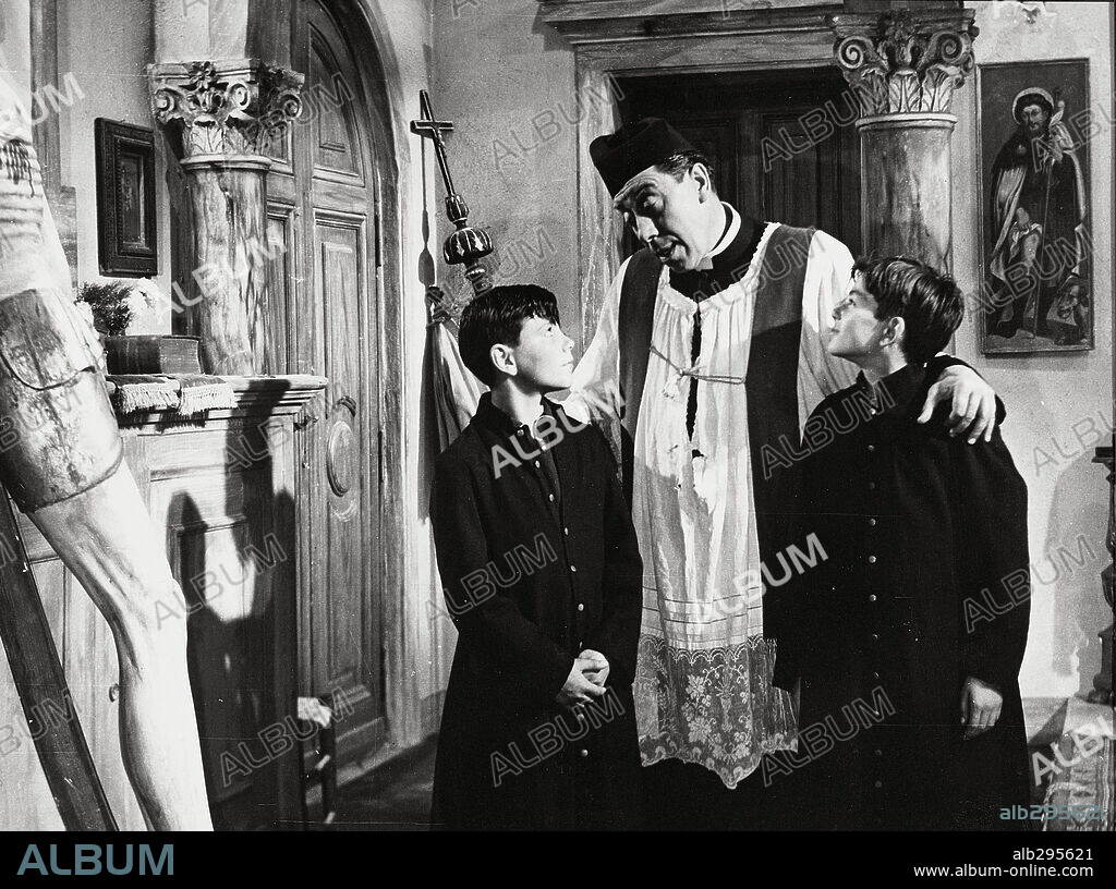 FERNANDEL in DON CAMILLO: THE DON CAMILLO: LITTLE WORLD OF DON CAMILLO, 1952 (DON CAMILLO), directed by JULIEN DUVIVIER. Copyright RIZZOLI - AMATO.