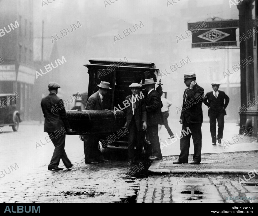 Orig. bildtext... THE LAST OF SACCO AND VANZETTI. Boston, Mass. The somber ending of a case which has stirred the whole world - bodies of Nicola Sacco and Bartolomeo Vanzetti, condemned radicals, leaving the Charlestown State Prison, yesterday. Anm. Anarkism Avrättningar Likkistor sites: BOSTON ;USA.