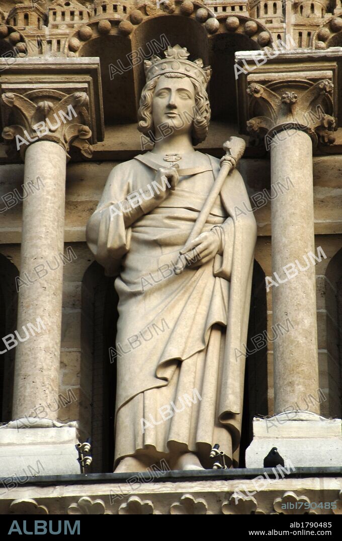 ARTE GOTICO. FRANCIA. Detalle de las ESCULTURAS de la Galería de Reyes de la CATEDRAL DE NOTRE DAME (1163-1250), construida en estilo gótico por orden del obispo Eudes de Sully. "REY". Consta de tres cuerpos superpuestos, con tres grandes pórticos en su zona inferior. PARIS.